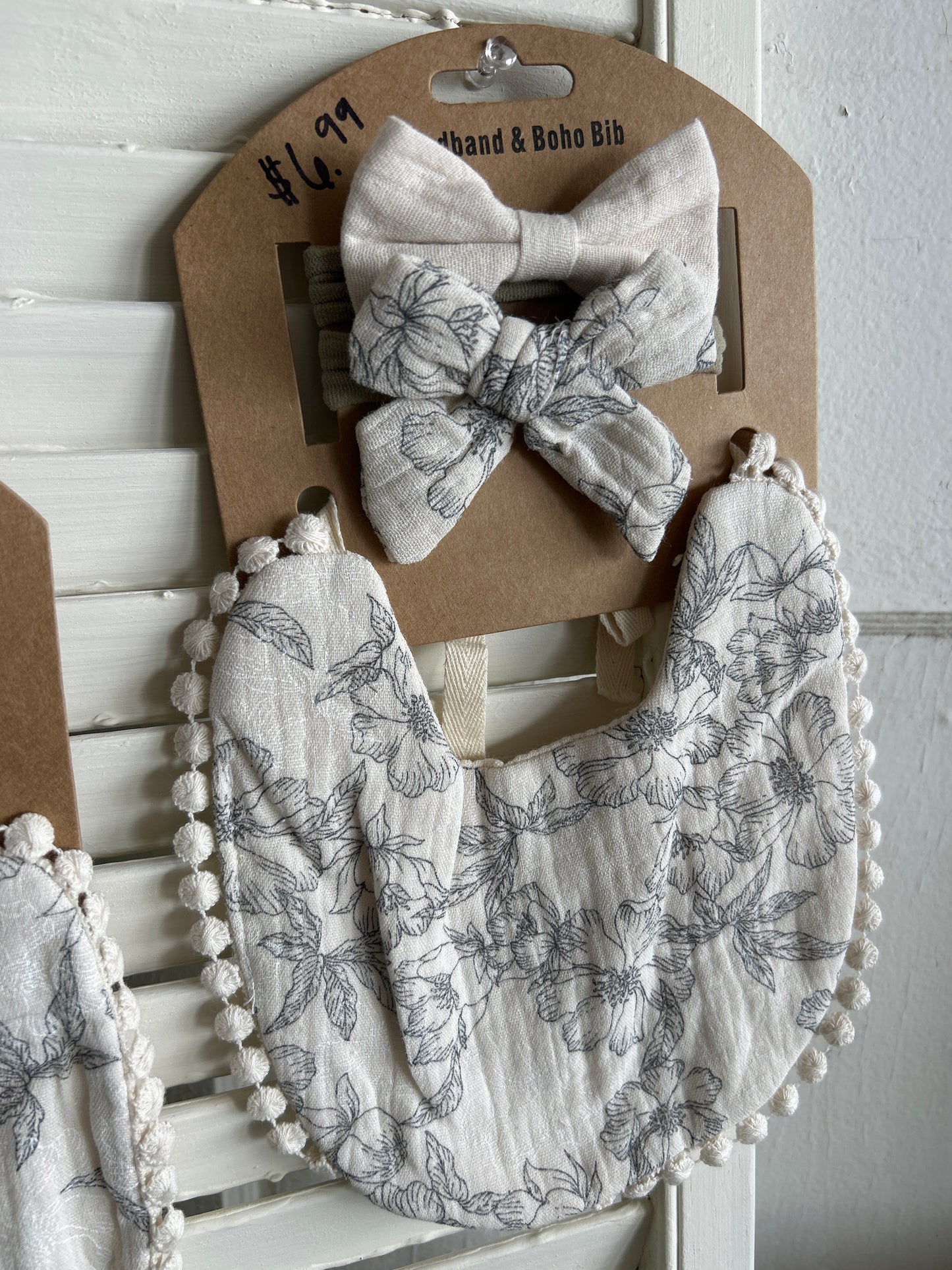 Botanical bib and bow set